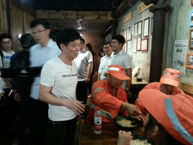 장청량 사장이 환경미화원들과 얘기를 나누고 있다.