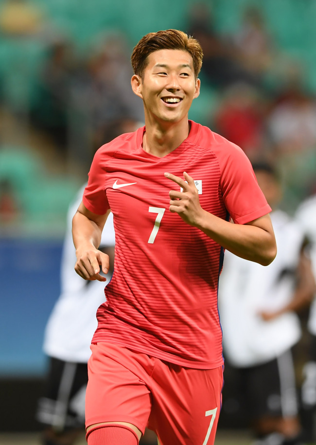 4일 오후(현지시간) 브라질 사우바도르 폰치노바 아레나에서 열린 2016리우올림픽 남자축구 조별리그 C조 1차전 한국과 피지의 경기에서 대한민국의 손흥민(7번)이 페널티킥을 성공 시킨뒤 세리머니를 하고 있다. /2016.8.4/ 사우바도르=올림픽사진공동취재단
4일 오후(현지시간) 브라질 사우바도르 폰치노바 아레나에서 열린 2016리우올림픽 남자축구 조별리그 C조 1차전 한국과 피지의 경기에서 대한민국의 손흥민(7번)이 페널티킥을 성공 시킨뒤 세리머니를 하고 있다. /2016.8.4/ 사우바도르=올림픽사진공동취재단