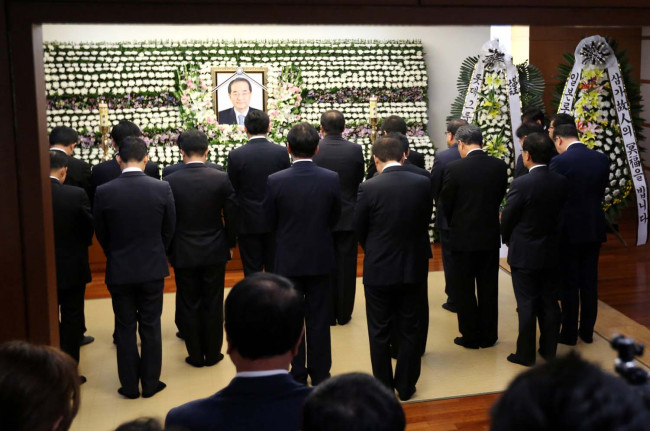 故 이인원 롯데그룹 부회장의 빈소가 마련된 서울 풍납동 서울아산병원에 지난 27일 오전 신동빈 롯데그룹 회장이 조문을  하고 있다.  [사진공동취재단]