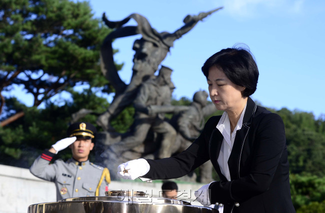 　추미애 더불어민주당 신임 당 대표가 29일 오전 서울 동작구 국립현충원을 찾아 참배하고 있다. 추 대표는 방명록에 “첫째도 민생, 둘째도 민생, 셋째도 민생. 민생처방으로 나라를 이끌 수 있도록 뛰고 또 뛰겠습니다. 호국영령 앞에서 더민주당대표 추미애 일동 드림”이라고 썼다.
　박해묵 기자/mook@heraldcorp.com