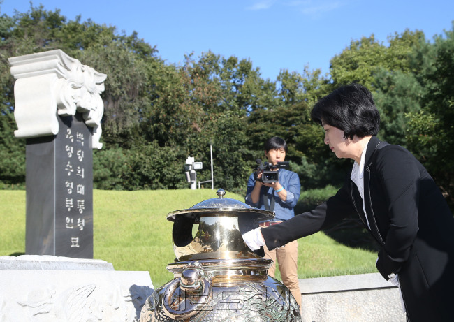 [사진= 추미애 더불어민주당 신임 당 대표가 29일 오전 서울 동작구 국립현충원을 찾아 고 박정희 대통령 묘소에 참배하고 있다. 추 대표는 방명록에 “첫째도 민생, 둘째도 민생, 셋째도 민생. 민생처방으로 나라를 이끌 수 있도록 뛰고 또 뛰겠습니다. 호국영령 앞에서 더민주당대표 추미애 일동 드림”이라고 썼다. ▶관련기사 4면 박해묵 기자/mook@heraldcorp.com]