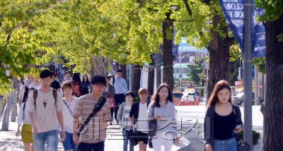[사진= 대학이 개강을  했다. 29일 한국외대 이문동 캠퍼스에 학생들이 등교를 하고 있다. 한국외대는 박철 전 총장의 명예교수 임용으로 학내분규가 일어나 몸살을 앓고 있다. 정희조 기자/chechi@heraldcorp.com ]