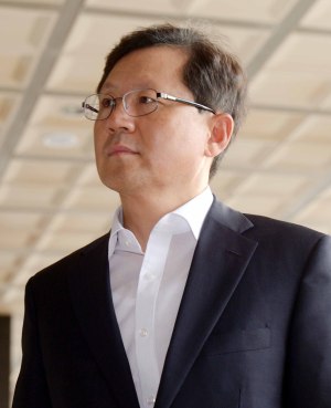 [사진= 지난 24일 서울 서초동 검찰청사에 첫 출근하는 윤갑근 특별수사팀장.]