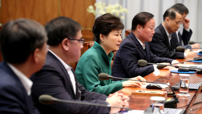 President Park Geun-hye speaks during a meeting with senior secretaries at Cheong Wa Dae on Monday.