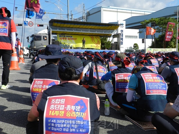 [사진=  현대제철 순천공장 비정규직 근로자 250명이 30일 오전 공장 앞에서 임.단협 투쟁 결의대회를 갖고 있다. 박대성기자 / parkds@heraldcorp.com]