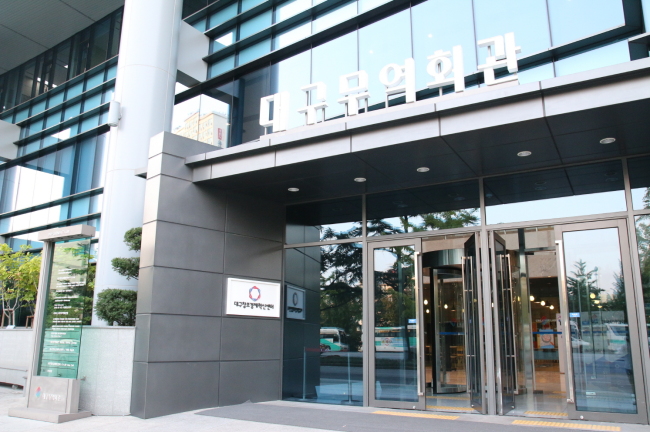 대구창조경제혁신센터 입구 전경(위)과, 대구창조경제혁신센터의 스타트업 육성 프로그램 ‘C-LAB’ 교육 모습.