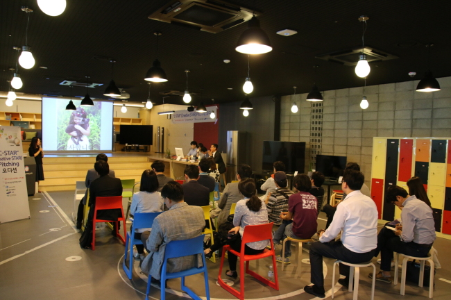 대구창조경제혁신센터 입구 전경(위)과, 대구창조경제혁신센터의 스타트업 육성 프로그램 ‘C-LAB’ 교육 모습.