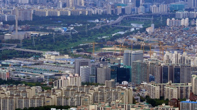 집주인의 월세 선호현상으로 주거취약계층의 어깨는 무겁다. 전세를 월세로 돌리는 전월세전환율은 사상 최저를 기록하고 있다. 특히 송파구 아파트 시장은 준전세가 늘면서 통계 작성 이래 처음으로 가장 낮은 3%대를 기록했다. 사진은 서울시 송파구 전경. 이상섭 기자/babtong@heraldcorp.com