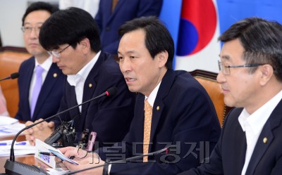 [사진= 우상호 더불어민주당 원내대표가 30일 오전 서울 여의도 국회에서 열린 원내대책회의에서 모두발언을 하고 있다. 박해묵 기자/mook@heraldcorp.com]
