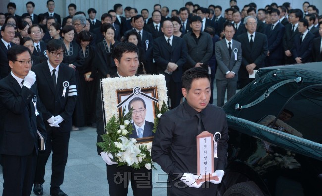 검찰 소환조사를 앞두고 스스로 목숨을 끊은 故 이인원 롯데그룹 부회장의 발인제가 엄수된 가운데 30일 오전 서울 송파구 풍납동 서울아산병원 장례식장에서 영정사진과 시신이 운구되고 있다.
[사진=이상섭 기자/babtong@heraldcorp.com]
