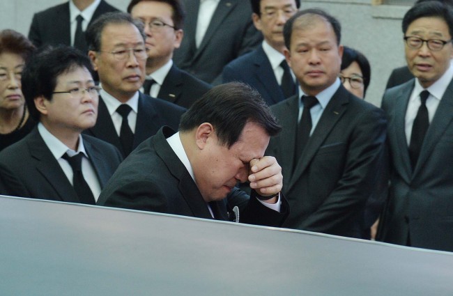 검찰 소환조사를 앞두고 스스로 목숨을 끊은 故 이인원 롯데그룹 부회장의 발인제가 엄수된 30일 오전 서울 송파구 풍납동 서울아산병원 장례식장에서 영정사진과 시신이 운구되고 있는 가운데 황각규 롯데 정책본부 운영실장이 눈물을 닦고 있다. [사진=이상섭 기자/babtong@heraldcorp.com]
