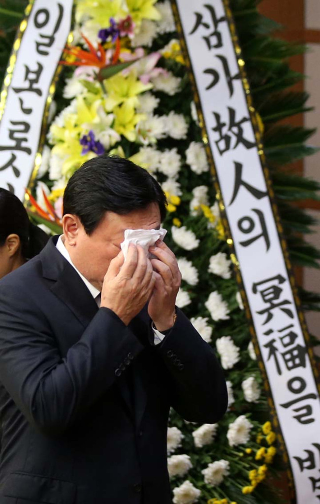 지난 27일 故 이인원 롯데그룹 부회장의 빈소를 찾은 신동빈 회장은 눈물을 쏟으며 애통함을 감추지 못했다. [사진=이상섭 기자/babtong@heraldcorp.com]