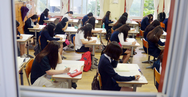 저출산 고령화가 심해지면서 고등학교 한 학급당 학생 수가 29.3명으로, 사상 처음으로 30명 미만으로 줄어들었다. 사진은 고등학교 교실.