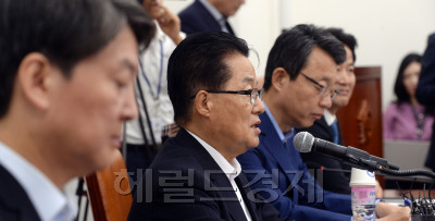 [사진= 30일 오전 서울 여의도 국회에서 열린 국민의당 의원총회에서 박지원 비상대책위원장 겸 원내대표가 모두발언을 하고 있다./ 안훈 기자 rosedale@heraldcorp.com]