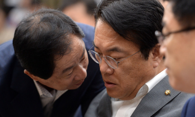 [사진설명= 30일 오전 서울 여의도 국회에서 열린 새누리당 의원총회에서 정진석 원내대표(가운데)가 주광덕 예결위 간사(왼쪽)와 이야기를 나누고 있다. 새누리당은 이 자리에서 사드 찬성 당론을 채택했다. 안훈 기자/rosedale@heraldcorp.com]