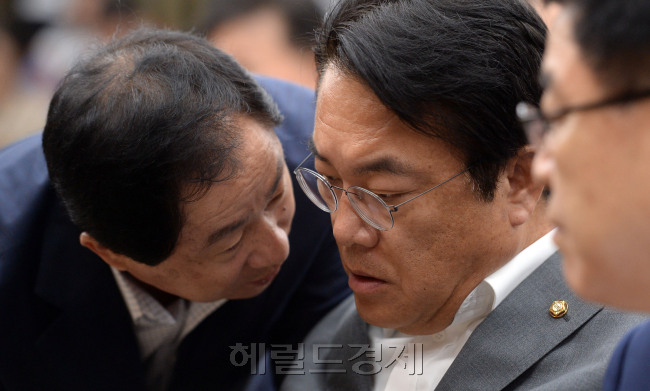 [사진설명= 30일 오전 서울 여의도 국회에서 열린 새누리당 의원총회에서 정진석 원내대표(가운데)가 주광덕 예결위 간사(왼쪽)와 이야기를 나누고 있다. 새누리당은 이 자리에서 사드 찬성 당론을 채택했다. 안훈 기자/rosedale@heraldcorp.com]