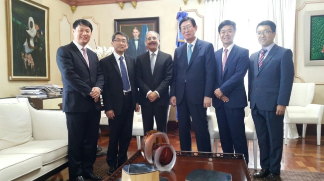 최상민(왼쪽부터) ESD 사장, 오한구 주 도미니카 대사, 다니로 메디나 도미니카 공화국 대통령, 조환익사장, 하봉수 한전해외사업본부장, 한종명 통역. [사진제공=한전]