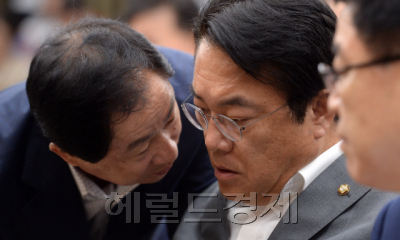 [사진= 30일 오전 서울 여의도 국회에서 열린 새누리당 의원총회에 참석한 정진석 원내대표(가운데)가 주광덕 예산결산특위 간사와 이야기를 나누고 있다. 안훈 기자 rosedale@heraldcorp.com]