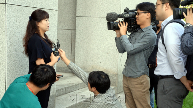 [사진= 30일 오전 서울 서초동 대법원에서 열린 삼성전자 반도체 사업장 백혈병 사건 판결과 관련해 가족 정애정 씨가 기자들의 질문을 받고 있다. 박현구 기자/phko@heraldcorp.com]