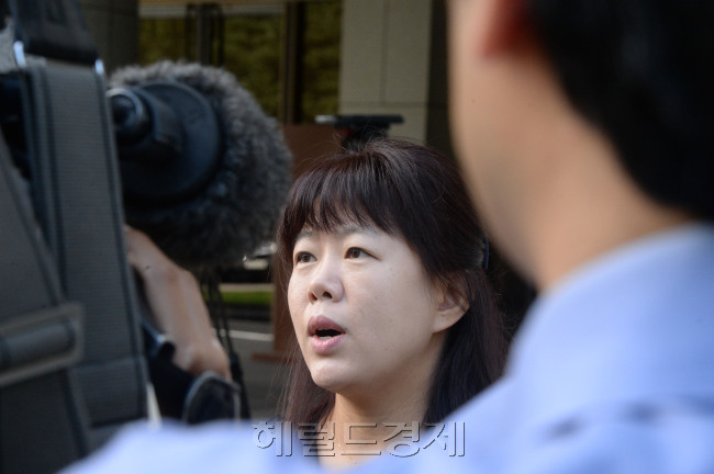 [사진= 30일 오전 서울 서초동 대법원에서 열린 삼성전자 반도체 사업장 백혈병 사건 판결과 관련해 가족 정애정 씨가 기자들의 질문을 받고 있다. 박현구 기자/phko@heraldcorp.com]