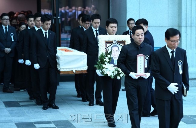 검찰 소환조사를 앞두고 스스로 목숨을 끊은 故 이인원 롯데그룹 부회장의 발인제가 엄수된 가운데 30일 오전 서울 송파구 풍납동 서울아산병원 장례식장에서 영정사진과 시신이 운구되고 있다.[헤럴드경제=이상섭 기자]