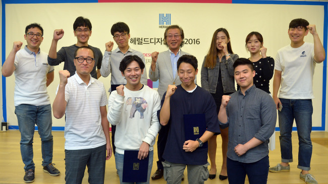 30일 서울 용산구 헤럴드스퀘어에서 ‘헤럴드디자인테크 2016’ 참가자들이 이영만 (주)헤럴드 대표(뒷줄 가운데)와 시상식을 마친 뒤 파이팅을 외치고 있다.  윤병찬 기자/yoon4698@