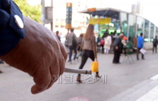 9월 1일부터 서울시내 지하철 출구 10m 내 금연구역에서 담배를 피우면 10만원 이하 과태료를 내야 한다.