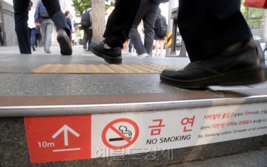 서울시가 다음달 1일 ‘지하철 10m이내 금연’ 단속을 본격 시행하는 가운데 흡연자들의 원성은 커지고 있다. 이들은 ”몰아내지만 말고 담배를 피울 수 있는 공간도 마련해달라“며 불만을 토로했다.