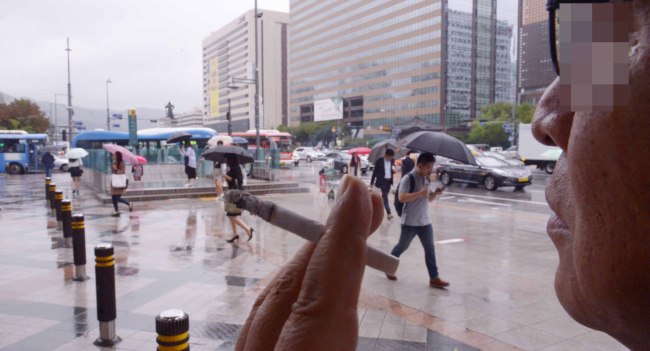 9월 1일부터 시행되는 지하철 흡연구역 과태료부과.  지하철 10미터 이내에서 담배를 피게되면 과태료를 물게된다. 각 구청별로 과태요율이 달라 강남구의 경우 최대 십만원을 물수도 있다. <br />정희조 기자/checho@heraldcorp.com  160831
9월 1일부터 시행되는 지하철 흡연구역 과태료부과.  지하철 10미터 이내에서 담배를 피게되면 과태료를 물게된다. 각 구청별로 과태요율이 달라 강남구의 경우 최대 십만원을 물수도 있다.
정희조 기자/checho@heraldcorp.com  160831