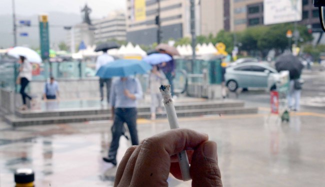 9월 1일부터 시행되는 지하철 흡연구역 과태료부과.  지하철 10미터 이내에서 담배를 피게되면 과태료를 물게된다. 각 구청별로 과태요율이 달라 강남구의 경우 최대 십만원을 물수도 있다. <br />정희조 기자/checho@heraldcorp.com  160831
9월 1일부터 시행되는 지하철 흡연구역 과태료부과.  지하철 10미터 이내에서 담배를 피게되면 과태료를 물게된다. 각 구청별로 과태요율이 달라 강남구의 경우 최대 십만원을 물수도 있다.
정희조 기자/checho@heraldcorp.com  160831