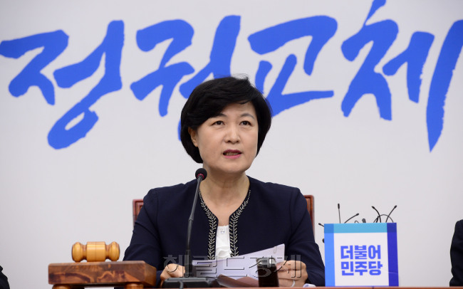[사진= 추미애 더불어민주당 대표가 31일 오전 서울 여의도 국회에서 열린 최고위원회의에서 모두발언을 하고 있다. 박해묵 기자/mook@heraldcorp.com]
추미애 더불어민주당 대표가 31일 오전 서울 여의도 국회에서 열린 최고위원회의에서 모두발언을 하고 있다. 박해묵 기자/mook@heraldcorp.com