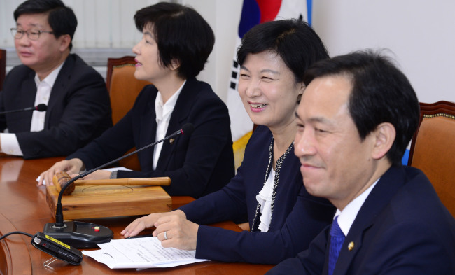 추미애 더불어민주당 대표가 31일 오전 서울 여의도 국회에서 열린 최고위원회의에서 미소짓고 있다. 박해묵 기자/mook@heraldcorp.com
추미애 더불어민주당 대표가 31일 오전 서울 여의도 국회에서 열린 최고위원회의에서 미소짓고 있다. 박해묵 기자/mook@heraldcorp.com