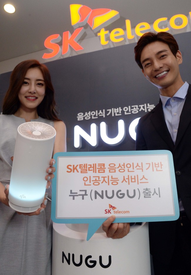 SK 텔레콤은 31일 서울 중구 을지로 본사에서 음성인식 기반 인공지능 서비스 '누구(NUGU)'와 전용 기기를 공개하고 'AI 대중화 시대' 개막을 선언했다. '누구(NUGU)는 고객이 전용 기기에 대화하듯 말하면 고도화된 음성인식 기술과 인공지능 엔진을 통해 고객이 원하는 바를 파악해 수행하는 서비스이다. 서비스를 알리는 간담회장에서 열린 포토세션에서 한 모델이 인공지능 디바이스 '누구(NUGU)'를 선보이고 있다./ 안훈 기자 rosedale@heraldcorp.com 2016.08.31
SK 텔레콤은 31일 서울 중구 을지로 본사에서 음성인식 기반 인공지능 서비스 '누구(NUGU)'와 전용 기기를 공개하고 'AI 대중화 시대' 개막을 선언했다. '누구(NUGU)는 고객이 전용 기기에 대화하듯 말하면 고도화된 음성인식 기술과 인공지능 엔진을 통해 고객이 원하는 바를 파악해 수행하는 서비스이다. 서비스를 알리는 간담회장에서 열린 포토세션에서 한 모델이 인공지능 디바이스 '누구(NUGU)'를 선보이고 있다./ 안훈 기자 rosedale@heraldcorp.com 2016.08.31