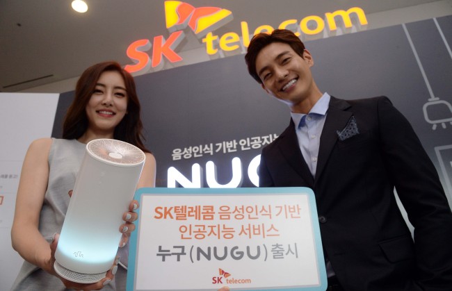 SK 텔레콤은 31일 서울 중구 을지로 본사에서 음성인식 기반 인공지능 서비스 '누구(NUGU)'와 전용 기기를 공개하고 'AI 대중화 시대' 개막을 선언했다. '누구(NUGU)는 고객이 전용 기기에 대화하듯 말하면 고도화된 음성인식 기술과 인공지능 엔진을 통해 고객이 원하는 바를 파악해 수행하는 서비스이다. 서비스를 알리는 간담회장에서 열린 포토세션에서 한 모델이 인공지능 디바이스 '누구(NUGU)'를 선보이고 있다./ 안훈 기자 rosedale@heraldcorp.com 2016.08.31
SK 텔레콤은 31일 서울 중구 을지로 본사에서 음성인식 기반 인공지능 서비스 '누구(NUGU)'와 전용 기기를 공개하고 'AI 대중화 시대' 개막을 선언했다. '누구(NUGU)는 고객이 전용 기기에 대화하듯 말하면 고도화된 음성인식 기술과 인공지능 엔진을 통해 고객이 원하는 바를 파악해 수행하는 서비스이다. 서비스를 알리는 간담회장에서 열린 포토세션에서 한 모델이 인공지능 디바이스 '누구(NUGU)'를 선보이고 있다./ 안훈 기자 rosedale@heraldcorp.com 2016.08.31