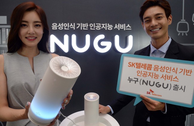 SK 텔레콤은 31일 서울 중구 을지로 본사에서 음성인식 기반 인공지능 서비스 '누구(NUGU)'와 전용 기기를 공개하고 'AI 대중화 시대' 개막을 선언했다. '누구(NUGU)는 고객이 전용 기기에 대화하듯 말하면 고도화된 음성인식 기술과 인공지능 엔진을 통해 고객이 원하는 바를 파악해 수행하는 서비스이다. 서비스를 알리는 간담회장에서 열린 포토세션에서 한 모델이 인공지능 디바이스 '누구(NUGU)'를 선보이고 있다./ 안훈 기자 rosedale@heraldcorp.com 2016.08.31
SK 텔레콤은 31일 서울 중구 을지로 본사에서 음성인식 기반 인공지능 서비스 '누구(NUGU)'와 전용 기기를 공개하고 'AI 대중화 시대' 개막을 선언했다. '누구(NUGU)는 고객이 전용 기기에 대화하듯 말하면 고도화된 음성인식 기술과 인공지능 엔진을 통해 고객이 원하는 바를 파악해 수행하는 서비스이다. 서비스를 알리는 간담회장에서 열린 포토세션에서 한 모델이 인공지능 디바이스 '누구(NUGU)'를 선보이고 있다./ 안훈 기자 rosedale@heraldcorp.com 2016.08.31