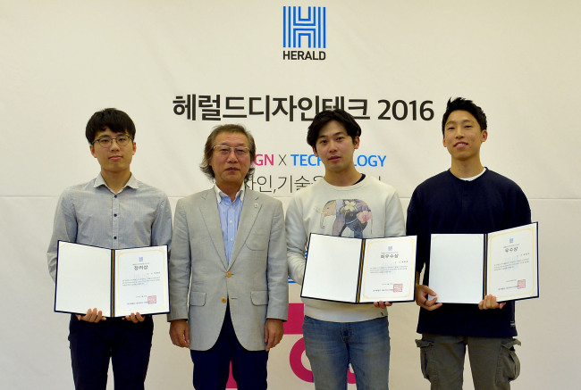 Winners of the Herald Design Tech 2016 and the CEO of Herald Corp. Lee Yong-man (second from left) pose at the award ceremony on Tuesday in Seoul. (Yoon Byung-chan/The Korea Herald)