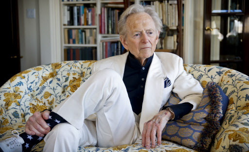 American author and journalist Tom Wolfe Jr. appears in his living room during an interview about his latest book, “The Kingdom of Speech,” in New York on July 26. (AP-Yonhap)