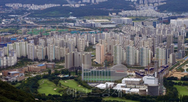 주요 건설사들이 뉴스테이 공급에 적극적으로 나서고 있다. 하지만 주요 택지지구에서 일반분양과 뉴스테이 물량의 입주가 한꺼번에 몰리면 뉴스테이 임대료가 주변 시세보다 더 비싸지는 상황이 등장할 수 있다는 우려도 나온다.   이상섭 기자/babtong@heraldcorp.com