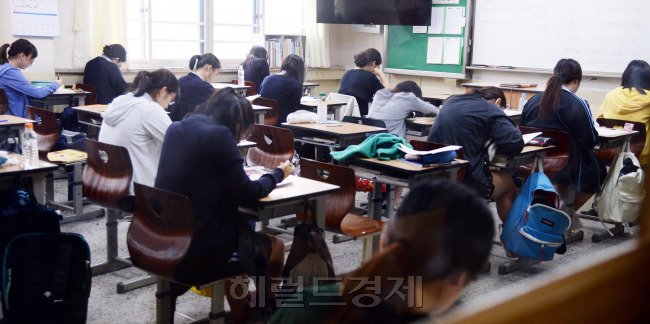 [사진= 오는 11월 대학수학능력시험에 앞서 마지막 수능 모의평가인 9월 모의평가(9월모평)가 실시됐다. 대입 수험생은 대학수학능력시험의 출제경향과 난이도를 가늠할 수 있는 마지막 모의고사이며 한국교육과정평가원이 주관하며 전국에서 60만7000여명이 응시했다. 서울 서초구 반포고등학교 학생들이 진지하게 시험을 보고 있다. 박현구 기자/phko@heraldcorp.com]