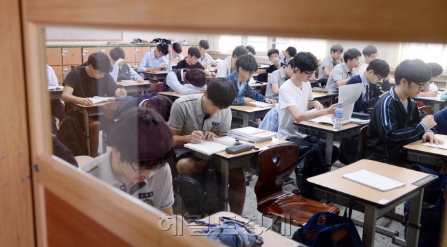 [사진= 오는 11월 대학수학능력시험에 앞서 마지막 수능 모의평가인 9월 모의평가(9월모평)가 실시됐다. 대입 수험생은 대학수학능력시험의 출제경향과 난이도를 가늠할 수 있는 마지막 모의고사이며 한국교육과정평가원이 주관하며 전국에서 60만7000여명이 응시했다. 서울 서초구 반포고등학교 학생들이 진지하게 시험을 보고 있다. 박현구 기자/phko@heraldcorp.com]