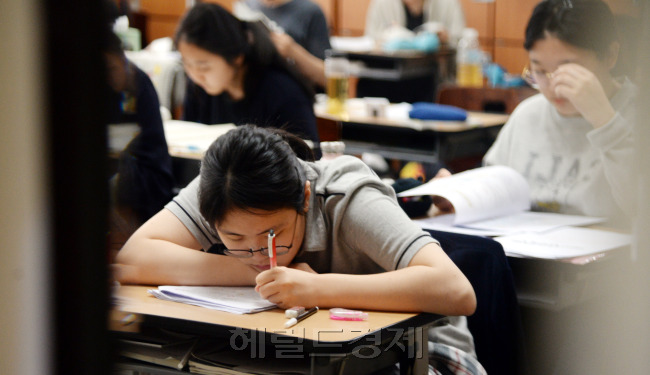 [사진= 오는 11월 대학수학능력시험에 앞서 마지막 수능 모의평가인 9월 모의평가(9월모평)가 실시됐다. 대입 수험생은 대학수학능력시험의 출제경향과 난이도를 가늠할 수 있는 마지막 모의고사이며 한국교육과정평가원이 주관하며 전국에서 60만7000여명이 응시했다. 서울 서초구 반포고등학교 학생들이 진지하게 시험을 보고 있다. 박현구 기자/phko@heraldcorp.com]