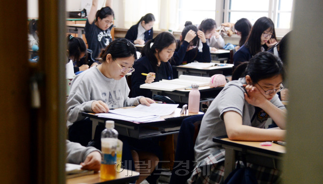 [사진= 오는 11월 대학수학능력시험에 앞서 마지막 수능 모의평가인 9월 모의평가(9월모평)가 실시됐다. 대입 수험생은 대학수학능력시험의 출제경향과 난이도를 가늠할 수 있는 마지막 모의고사이며 한국교육과정평가원이 주관하며 전국에서 60만7000여명이 응시했다. 서울 서초구 반포고등학교 학생들이 진지하게 시험을 보고 있다. 박현구 기자/phko@heraldcorp.com]