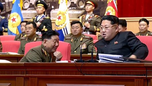 김정은 북한 국무위원장에게 무릎을 꿇고 대화를 건네는 황병서의 모습
김정은 북한 국무위원장에게 무릎을 꿇고 대화를 건네는 황병서의 모습