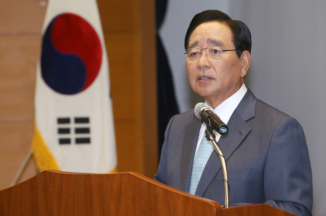신한금융지주는 1일 서울 중구에 위치한 본사에서 창립 15주년 기념식을 열었다. 한동우 회장은 이날 기념사를 통해 디지털화, 해외 진출과 현지화를 동시 달성하는 글로벌화, 선제적ㆍ역동적 리스크 관리, 하나의(one) 신한, 따뜻한 금융 등 신한금융의 5대 핵심전략을 발표했다.  [사진제공=신한금융지주]