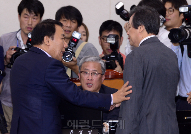 [사진= 국회 교육문화체육관광위원회가 31일 오전 서울 여의도 국회에서 조윤선 문화체육관광부 장관 후보자에 대한 인사청문회를 열었지만 추경안을 둘러 싼 여야의 대립으로 회의가 진행되자 유성엽 교문위원장 앞에서 염동열 의원과 도종환 의원이 의견을 나누고 있다. 박해묵 기자 mook@heraldcorp.com]