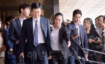 서울중앙지검 롯데수사팀은 1일 오전 10시 신동주 전 일본롯데홀딩스 부회장(62)이 횡령 혐의의 피의자 신분으로 검찰에 소환되었다.<br />신 전 부회장은 주요 계열사에 등기이사 등으로 이름을 올려놓고 별다른 역할이 없는 상태에서 거액의  받아왔다는 의혹이 제기됐다.<br />지난해 신동빈-신동주 경영권 분쟁 과정에서 불거진 계열사 간 부당 자산거래, 총수 일가 소유 기업에 대한 일감 몰아주기, 비자금 조성 및 탈세 등 여러 비리 의혹이 모두 조사 대상이다. <br />정희조 기자/checho@heraldcorp.com  160901