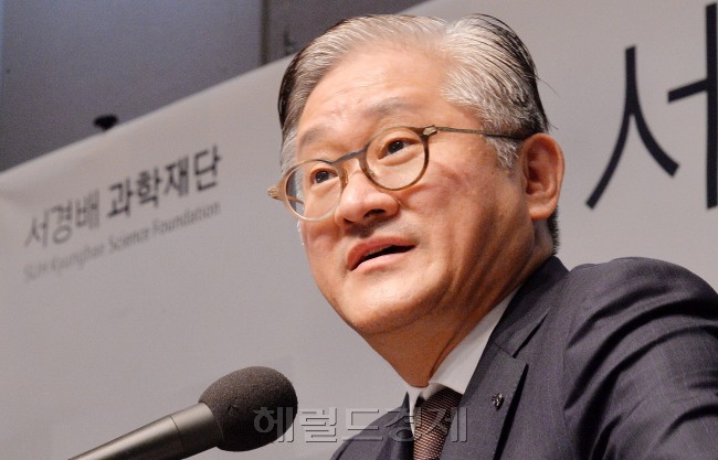 [사진=서경배 아모레퍼시픽그룹 1일 오전 서울 중구 프레스센터에서 ‘서경배 과학재단’ 설립에 대한 기자간담회를 열어 기자들의 질문에 답변을 하고 있다. 서 회장은 기자회견에서 3000억원 규모의 개인 보유 주식을 기부하겠다고 밝혔다. 서경배 과학재단은 기초과학 연구의 중요성과 장기지속적 지원의 필요성을 바탕으로 설립된 공익재단이며, 지난달 4일 미래창조과학부로부터 공익법인으로 정식 허가를 받았다. 이상섭 기자/babtong@heraldcorp.com]
