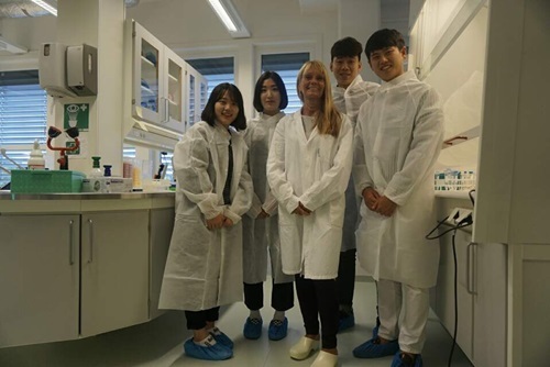 ▲종합대상을 수상한 ‘F4’팀이 가나에서 ‘꿈 도전 활동’을 진행하고 있는 사진이다.