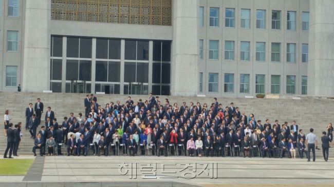 정세균 국회의장이 1일 정기국회 개회사에서 “우병우 민정수석 논란” “사드 배치 정부 대응”을 비판한 여파로 새누리당 의원들이 기념사진 촬영을 보이콧한 채 더불어민주당ㆍ국민의당ㆍ정의당 등 세 야당이 촬영을 기다리고 있다. 맨 앞줄의 빈 의자는 새누리당 몫 상임위원장들의 자리다. [사진=유은수 기자 yes@heraldcorp.com]