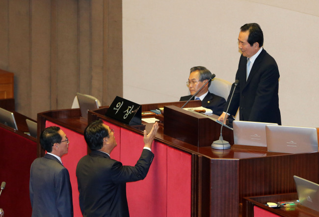 9월 정기국회 개회식이 열린 1일 오후 개회식 중 정세균 국회의장 개회사에 반발한 정진석 새누리당 원내대표가 항의하고 있다. 박해묵 기자/mook@heraldcorp.com
9월 정기국회 개회식이 열린 1일 오후 개회식 중 정세균 국회의장 개회사에 반발한 정진석 새누리당 원내대표가 항의하고 있다. 박해묵 기자/mook@heraldcorp.com